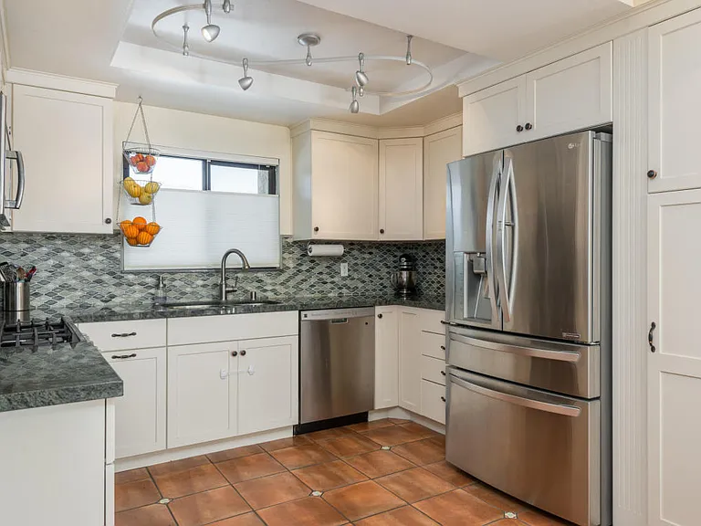 4864 Sawyer Ave — Photo 3