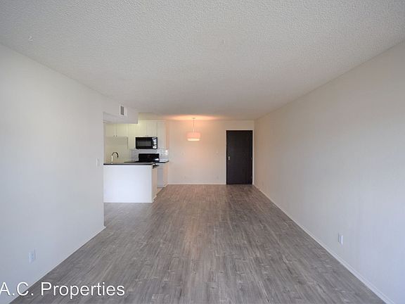 4th image of 11760 Hamlin St #8266886