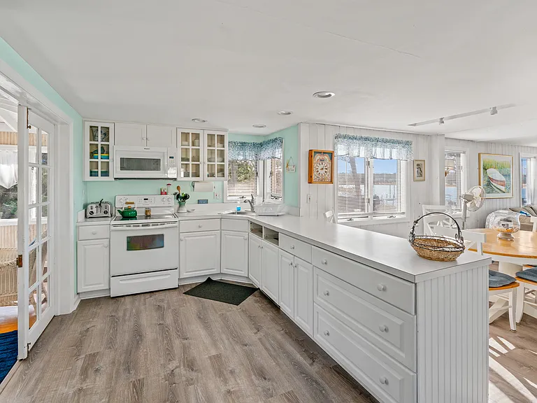 79 Pine Neck Ave — Photo 6