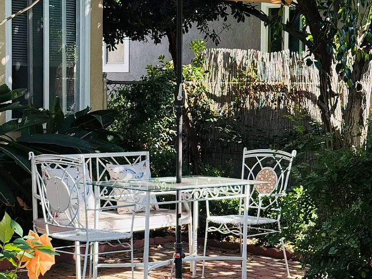 Garden dining/ outside "breakfast nook"