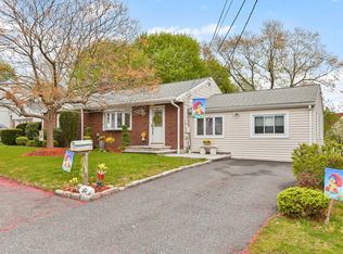 40 Robinwood Rd, Dedham, MA 02026