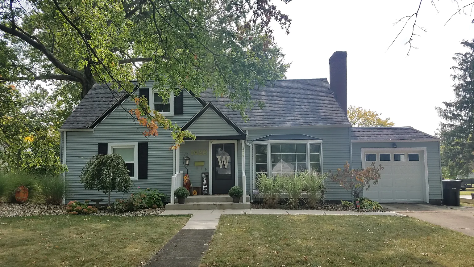1426 Sunset Dr NE photo 1