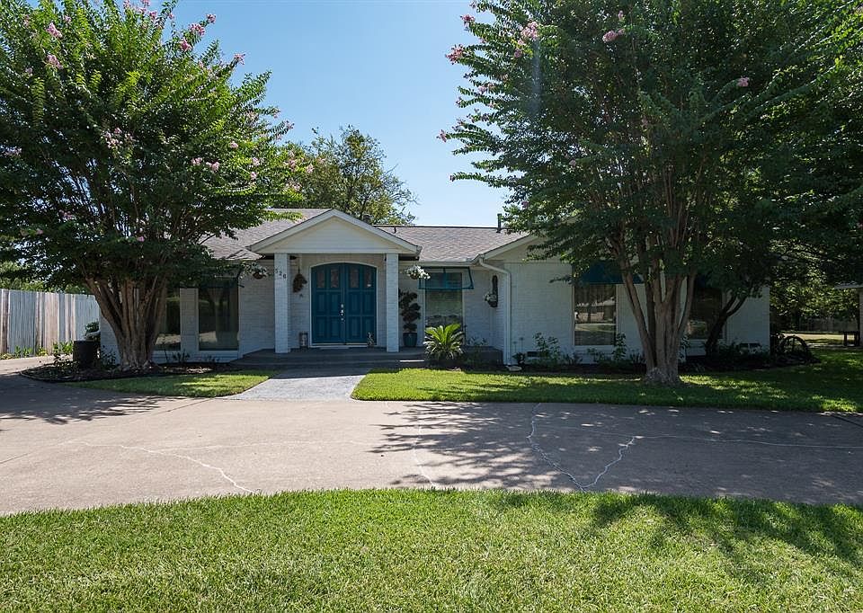 1st image of 526 Arawe Cir W
