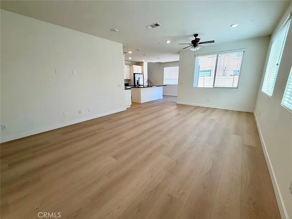 3 bed, 2.5 bath, 1829 sqft, $3,300 — Photo 3