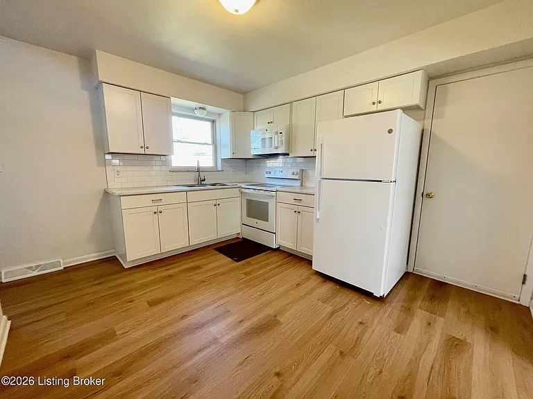 631 Parkwood Dr — Photo 3