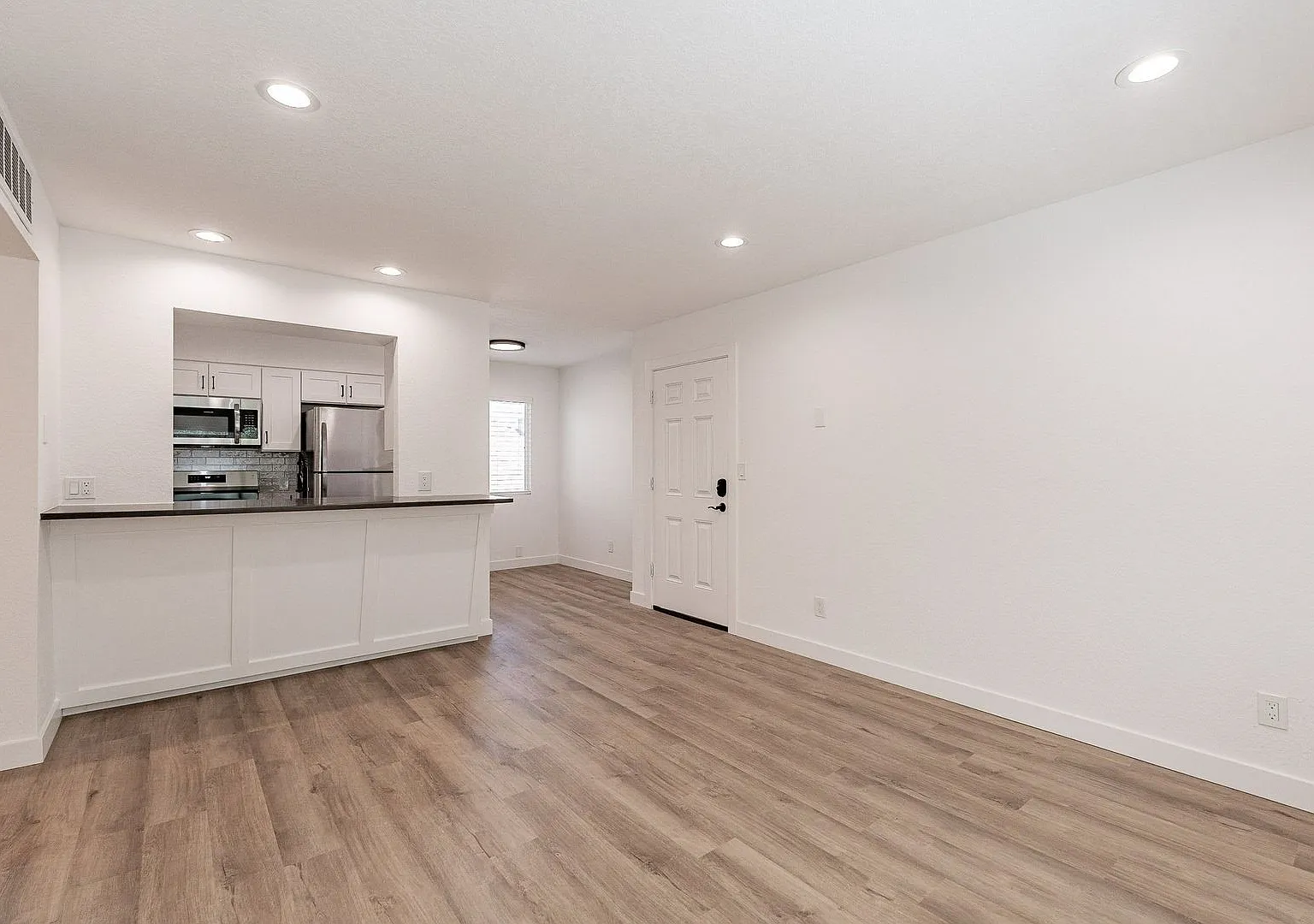 Euclid & 10th Apartments — Photo 1