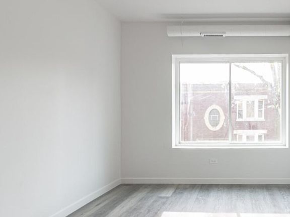 2nd image of 1704 W Glenlake Ave #4