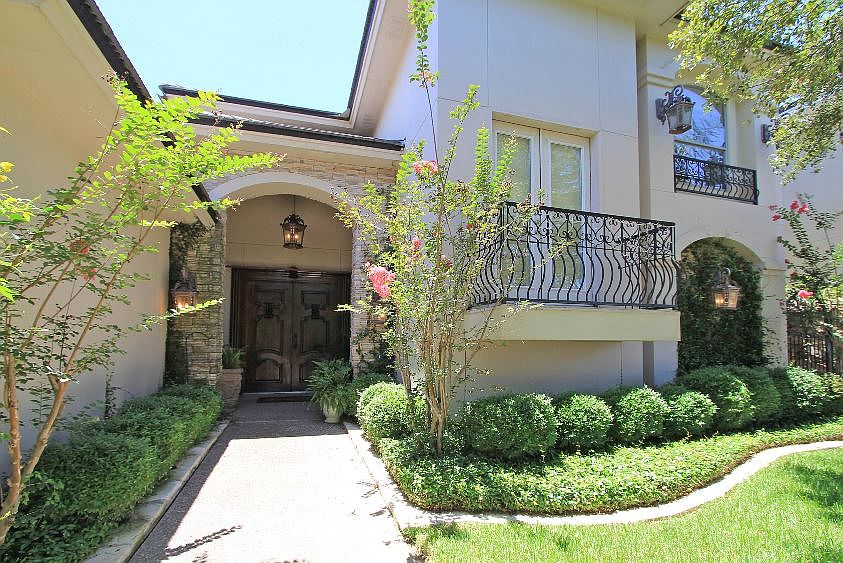 1st image of 302 Latour Ct