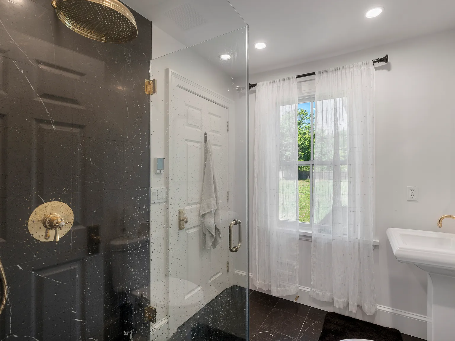 Newly Renovated in Hampton Bays — Photo 4