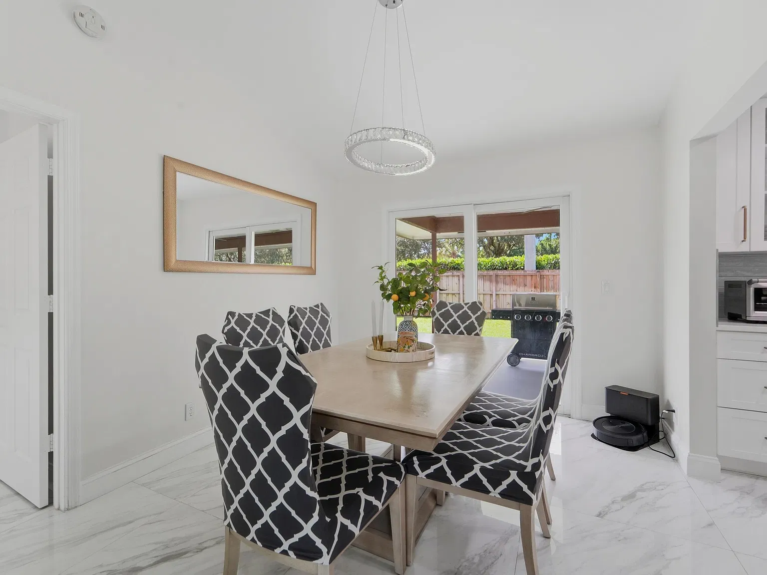 3 bed, 2.0 bath, 1573 sqft, $4,500 — Photo 4