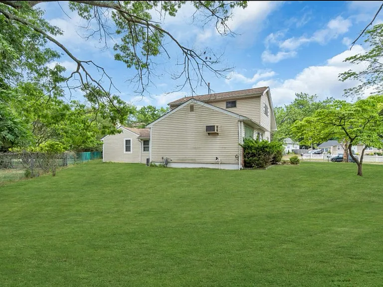 304 Lillian Ln — Photo 18