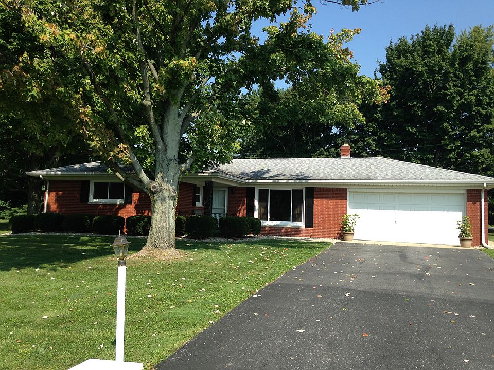 1st image of 130 W Sycamore Ln