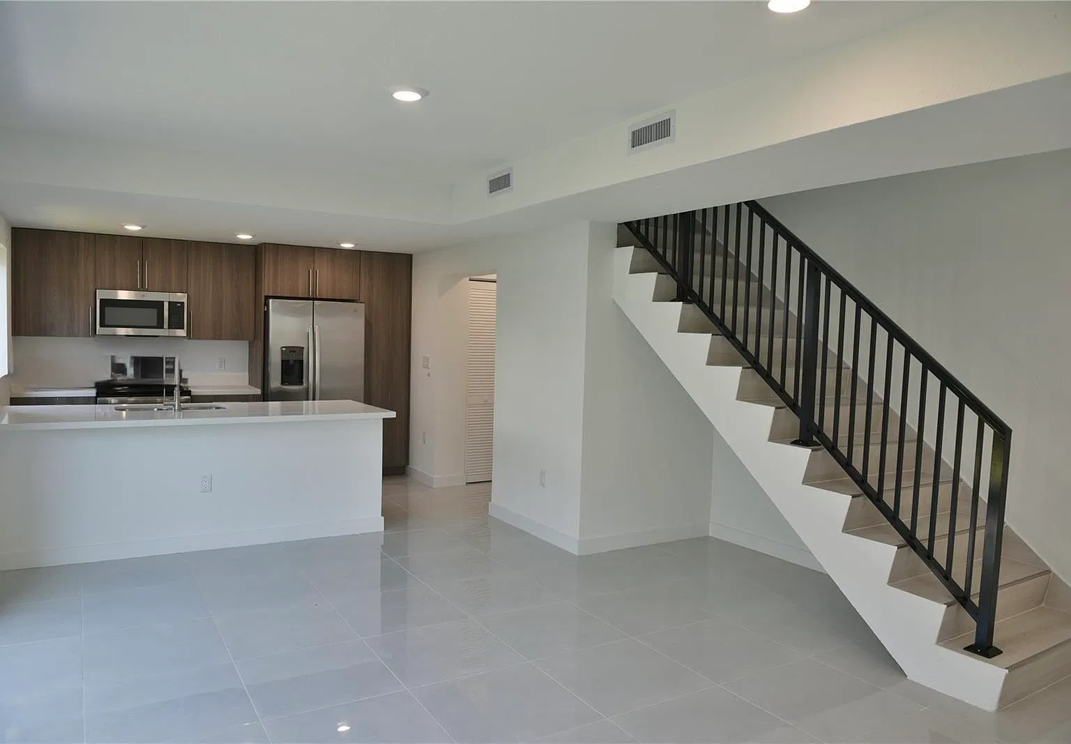 5 bed, 5.5 bath, 1902 sqft, $3,000 — Photo 2