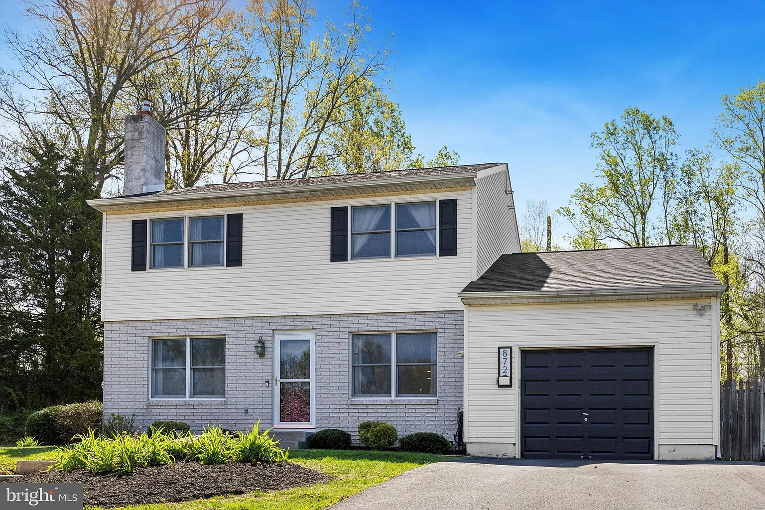 872 Strawberry Ln photo 1