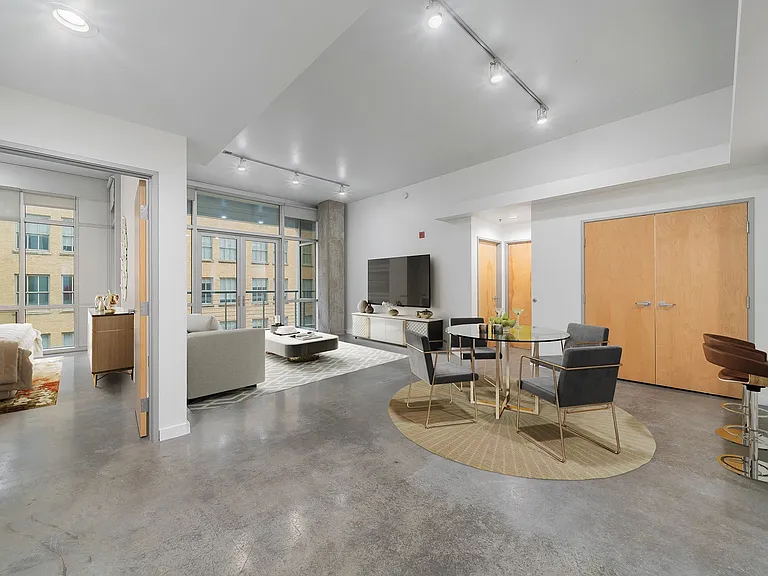 Main 3 Downtown — Photo 23