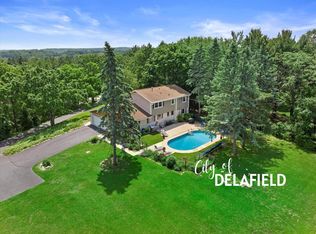 2925 Meadow Ln, Hartland, WI 53029