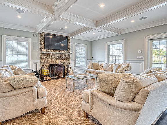 3rd image of 39 Middle Pond Rd