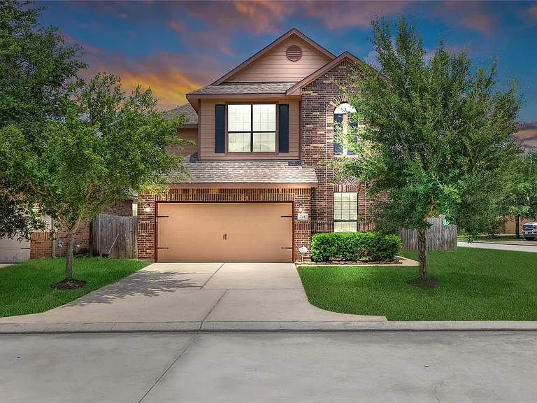 711 Aulia Ln — Photo 1
