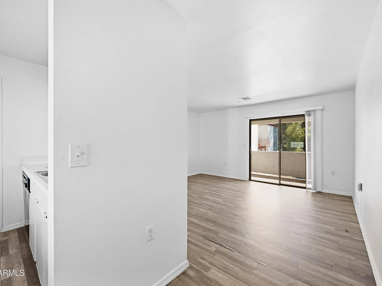 3 bed, 2.0 bath, 1064 sqft, $1,299 — Photo 3
