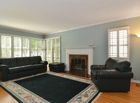 2nd image of 914 Yale St