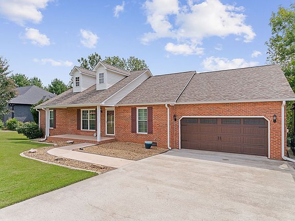 3rd image of 1002 River Bend Dr