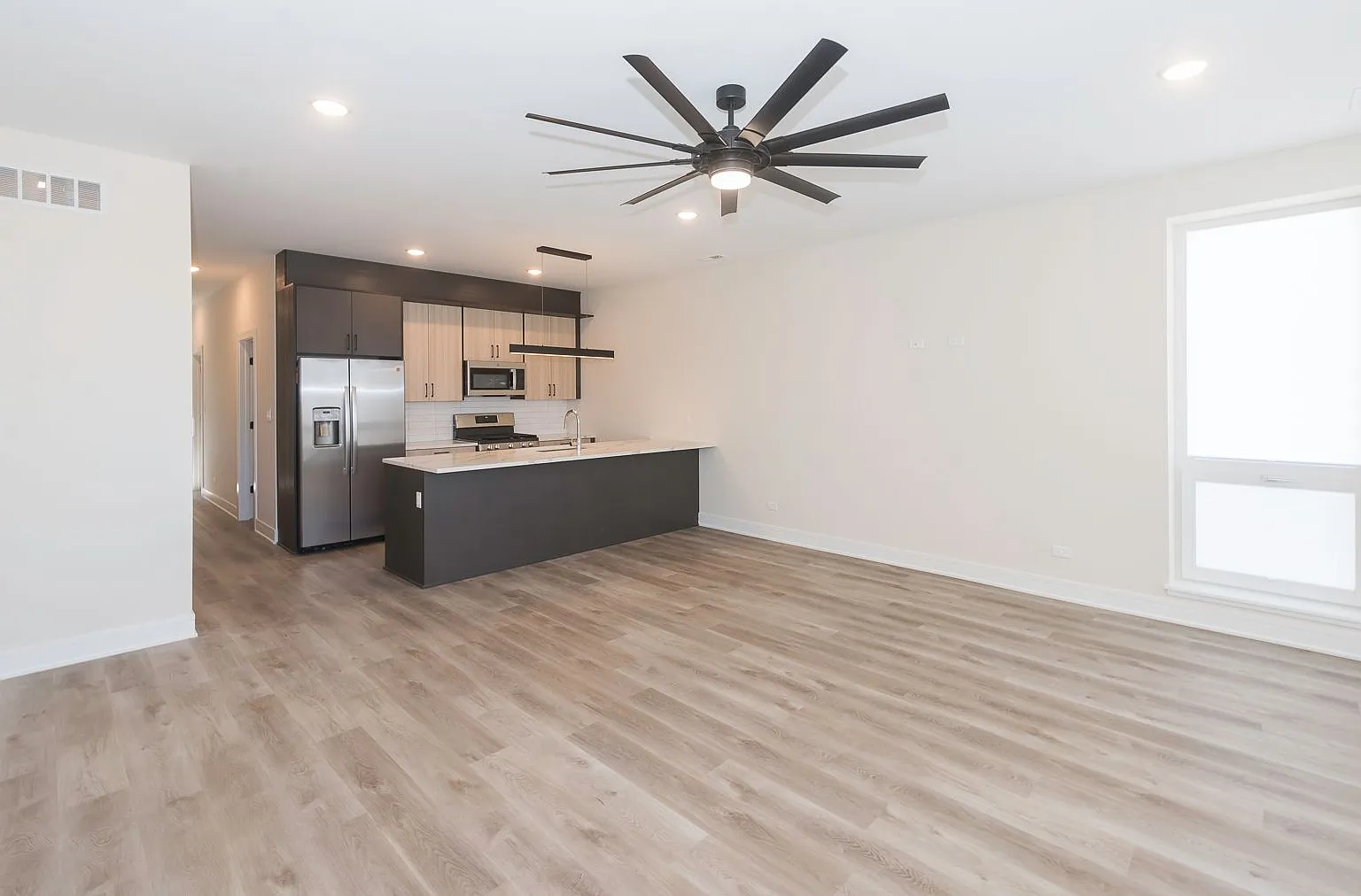 Luxury 3 bedroom, 3 full bath unit available NOW! — Photo 1