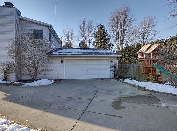 4th image of 808 Adams Ct