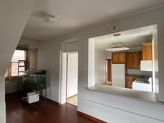 4th image of 3912 N Cicero Ave Floor 1