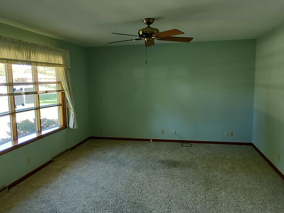 3rd image of 1411 Lilac Ln
