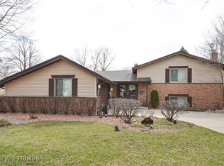 2923 Huntington Dr, Arlington Heights, IL 60004