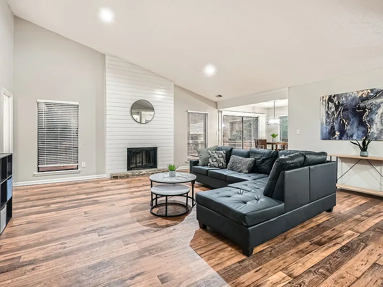 1040 Terramont Dr — Photo 7