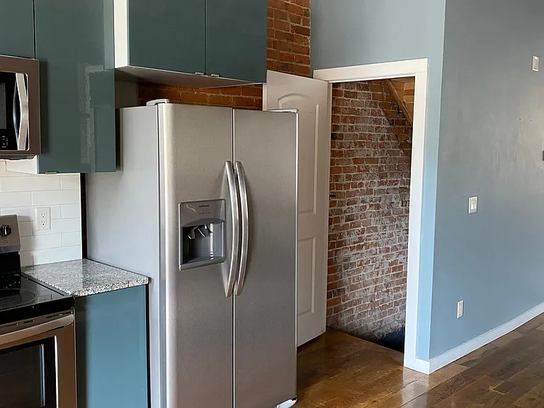 884 Oak St — Photo 4