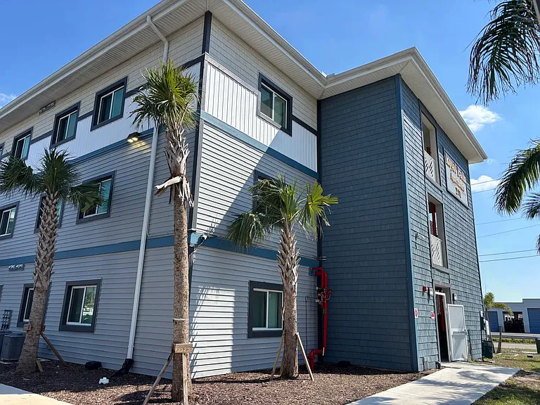 Royal Palms Apartments — Photo 3