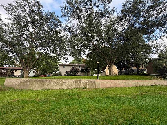 4th image of 881 Country Club Dr