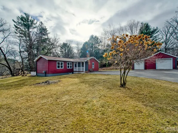 424 Fox Dr, Kingsford, MI 49802