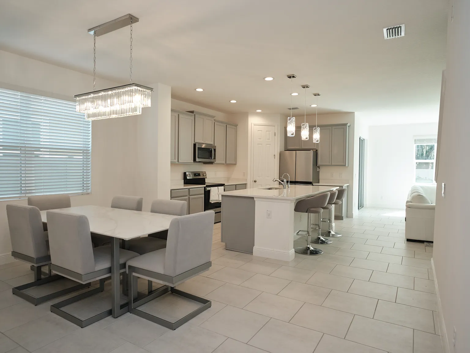5 bed, 3198 sqft, $3,200 — Photo 2