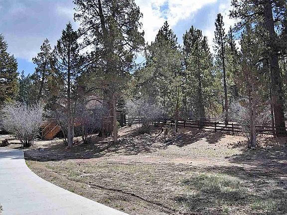 3rd image of 829 Iris Dr