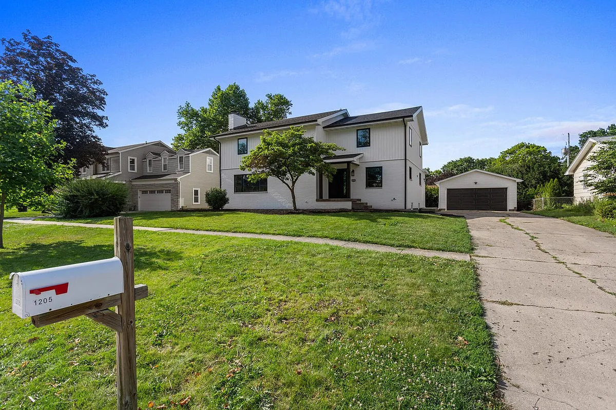 Building Photo - 1205 Broadmoor Dr
