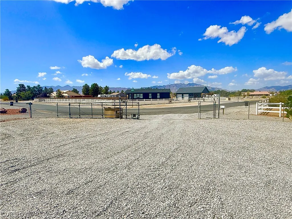 3 bed, 2.0 bath, 1989 sqft, $2,800 — Photo 3