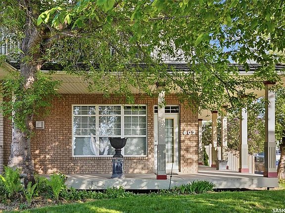 3rd image of 602 Saskatchewan CRESCENT E