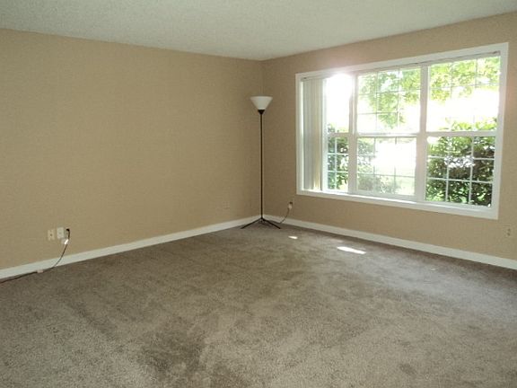 2nd image of 2527 NE Dekum St