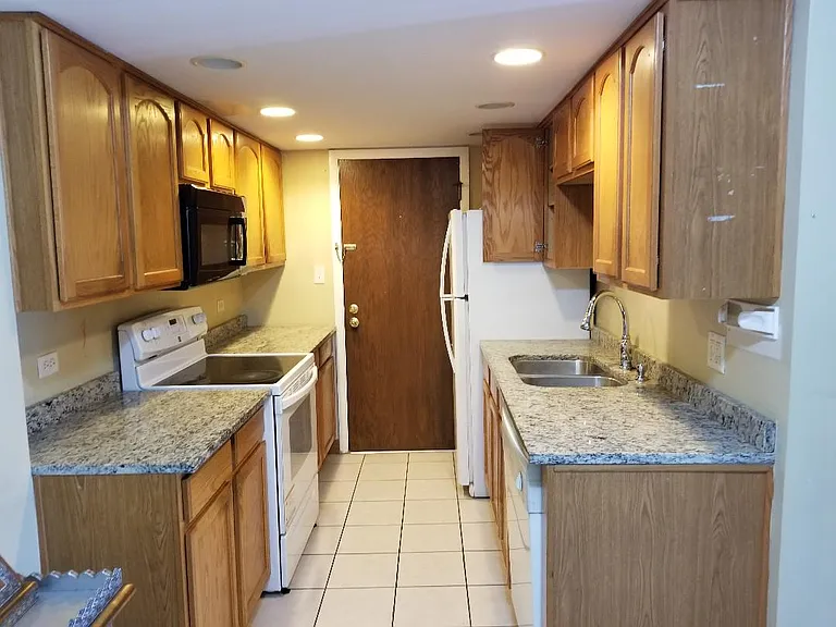 12817 Carriage Ln #8 — Photo 7
