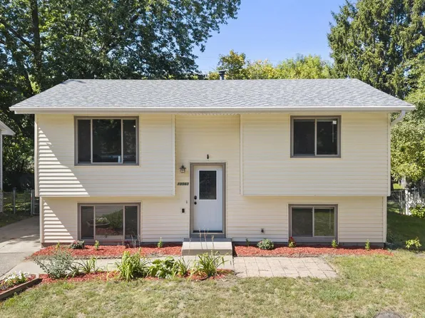 10560 Unity St NW, Coon Rapids, MN 55433