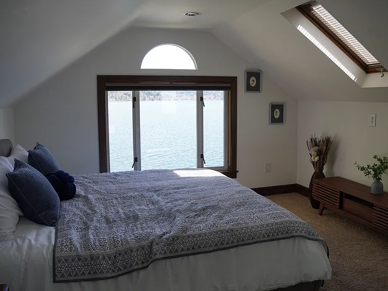 Master Bedroom 1 (King Bed)