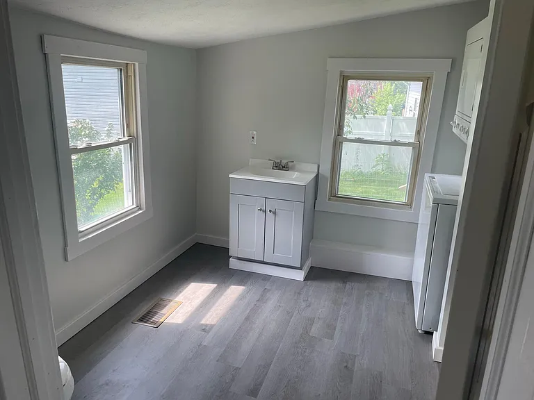 208 Spring St — Photo 4
