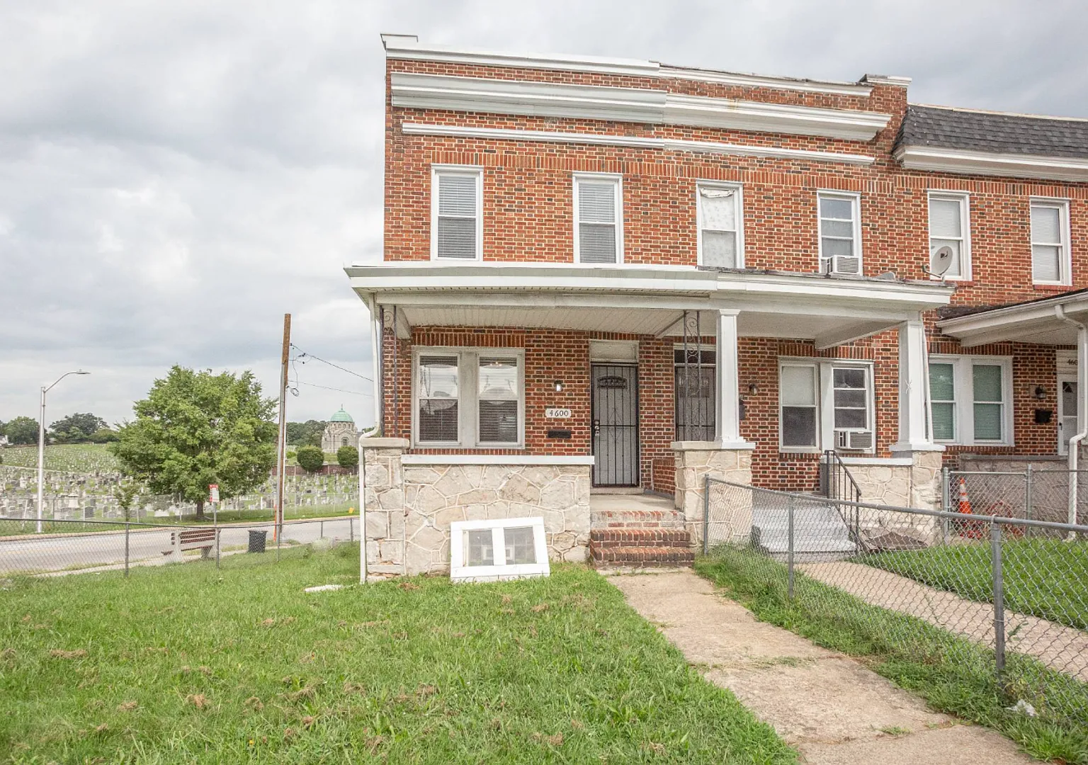 Spacious 3-Bedroom Townhome in Baltimore — Photo 3