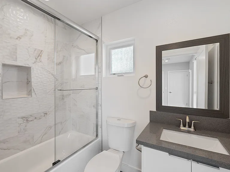 2727 S La Brea Ave — Photo 12