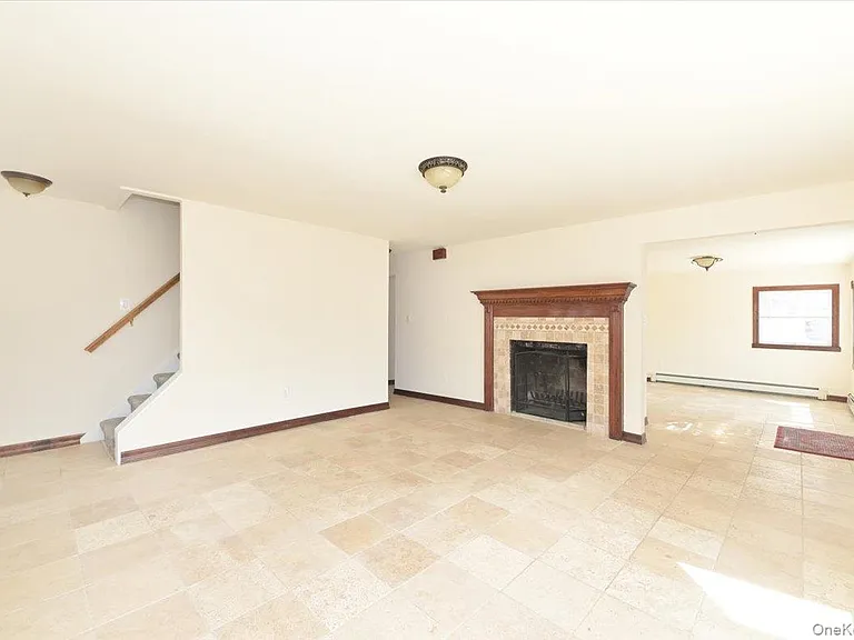 9 Cabot Rd W — Photo 10