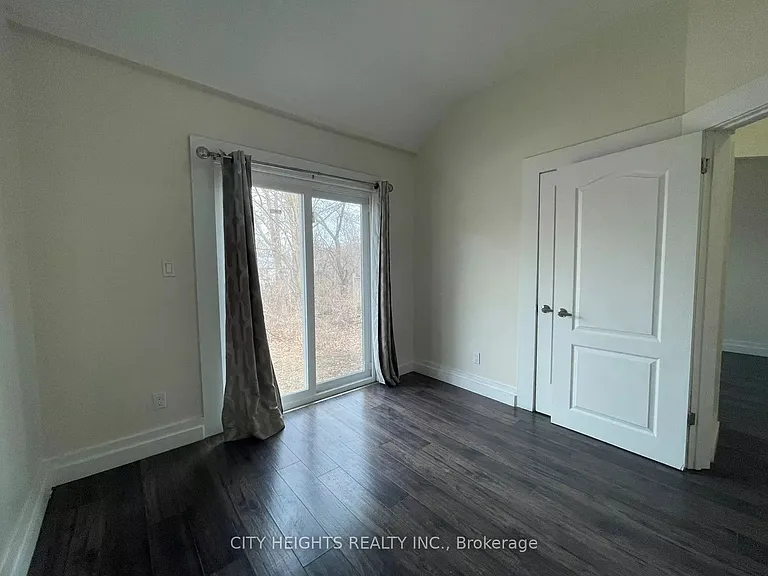 1561 Hurontario St — Photo 9