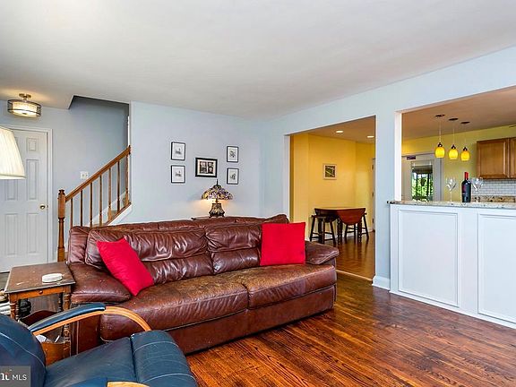 3rd image of 227 Glenrae Dr